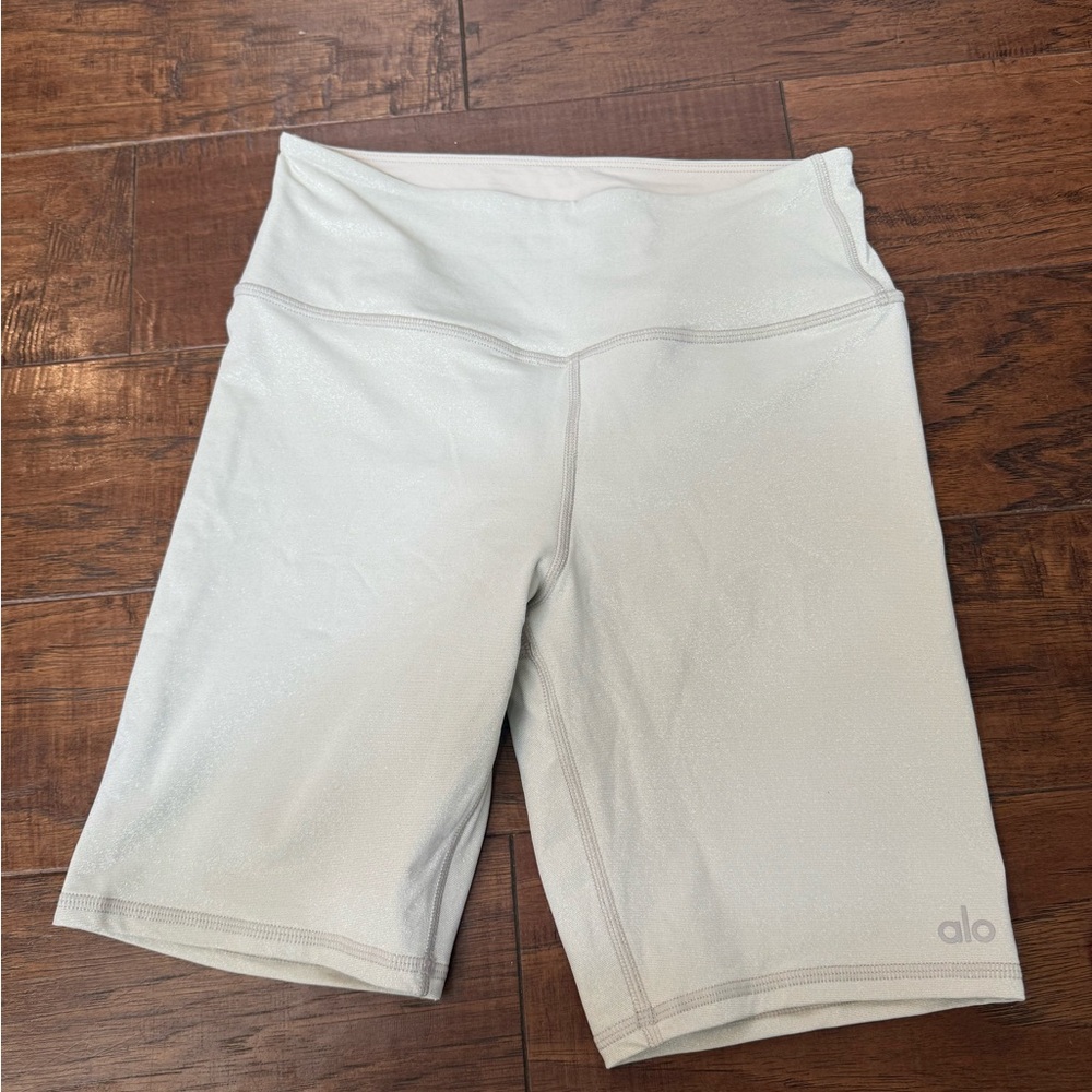 Alo Yoga Shimmer cream Biker shorts